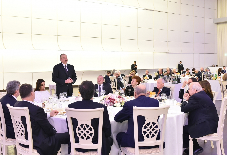 Gastmahl im Namen von Aserbaidschans Präsident zu Ehren von Teilnehmern des V. Globalen Baku Forums VIDEO