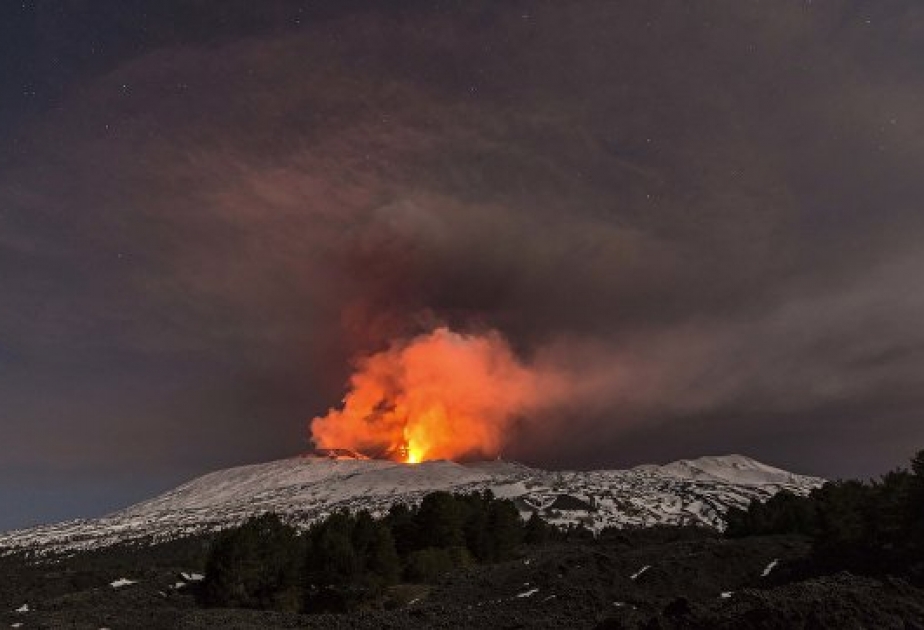 Etna vulkanının püskürməsi səbəbindən Kataniya aeroportu bağlanılıb