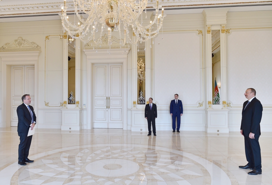 Präsident Ilham Aliyev empfängt neuen Botschafter von Dänemark zur Entgegennahme des Beglaubigungsschreibens VIDEO