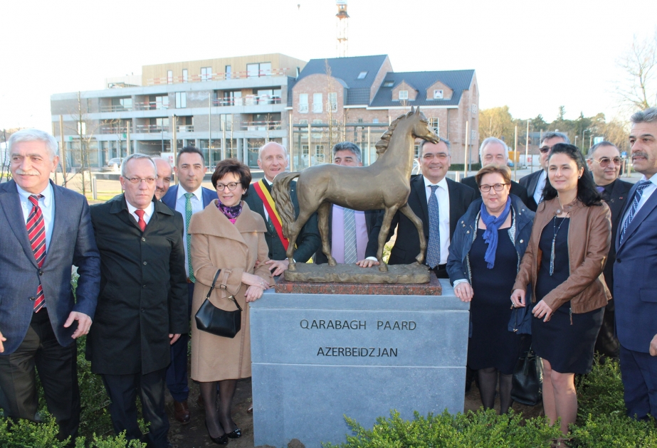 Im belgischen Ham Denkmal von Karabagh Pferd