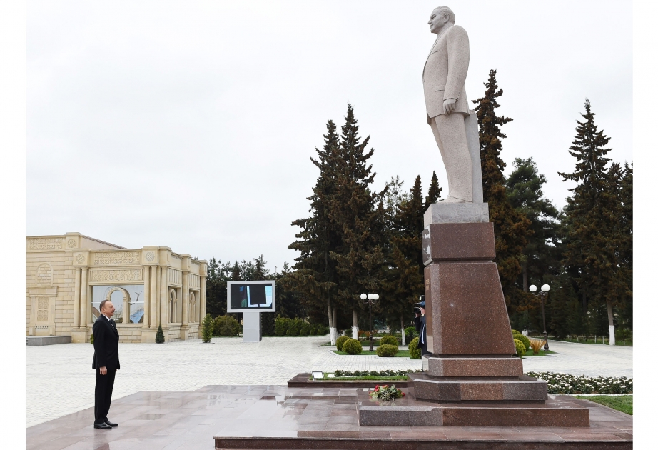 Президент Азербайджана Ильхам Алиев посетил в Саатлы памятник великому лидеру Гейдару Алиеву ВИДЕО