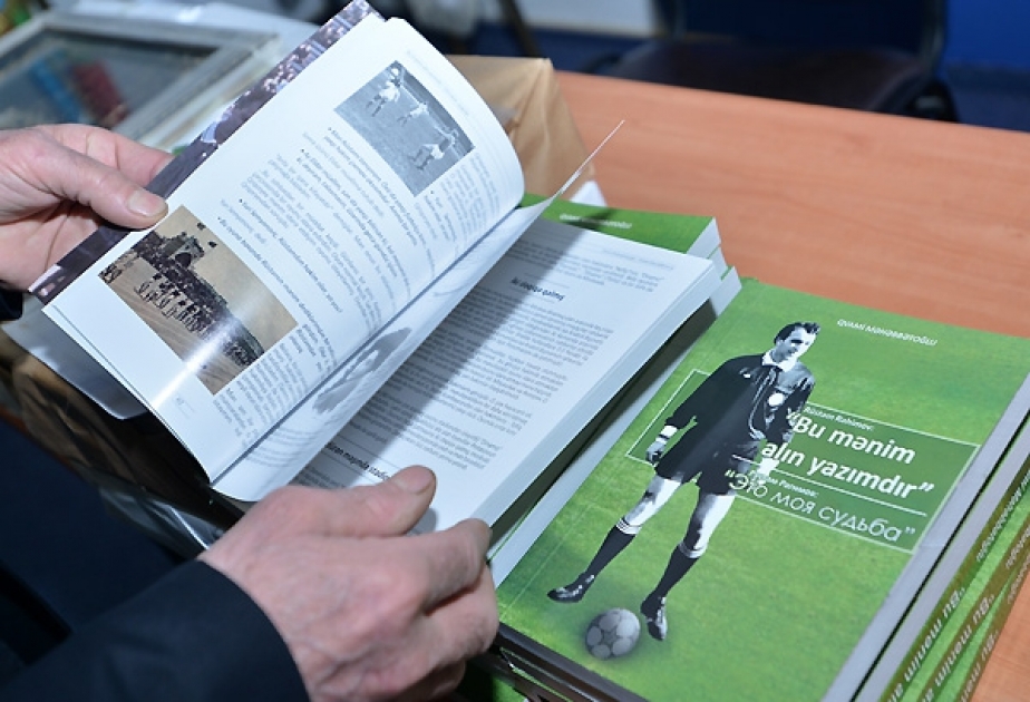 Veteran futbolçu Rüstəm Rəhimovun karyerasından bəhs edən kitab çapdan çıxıb