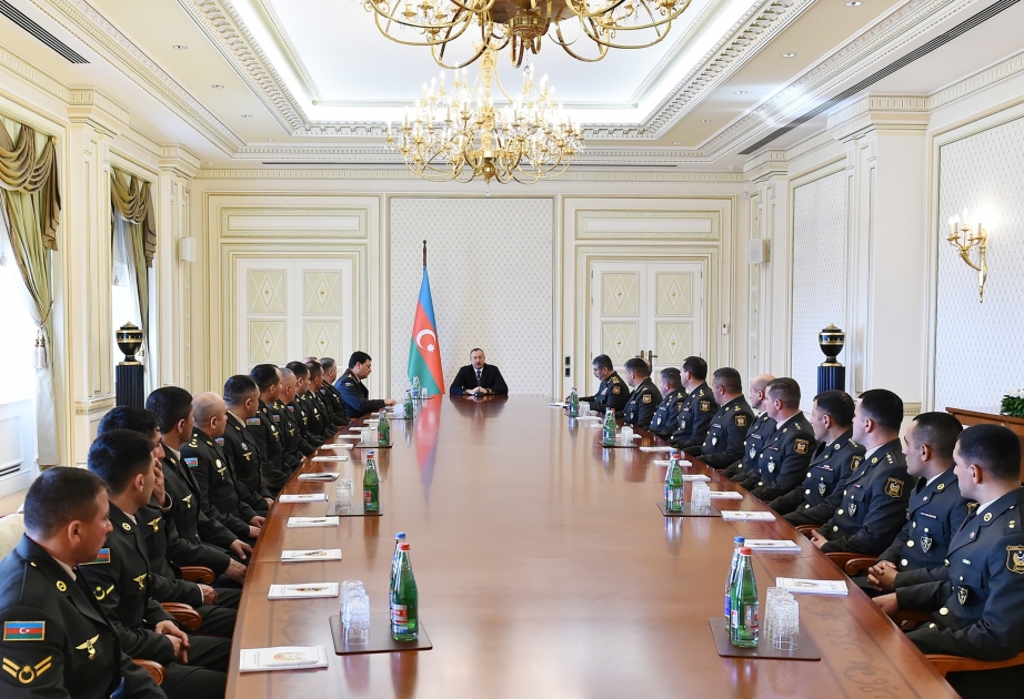 Le président de la République rencontre un groupe de militaires à la veille de l’anniversaire des hostilités d’avril VIDEO