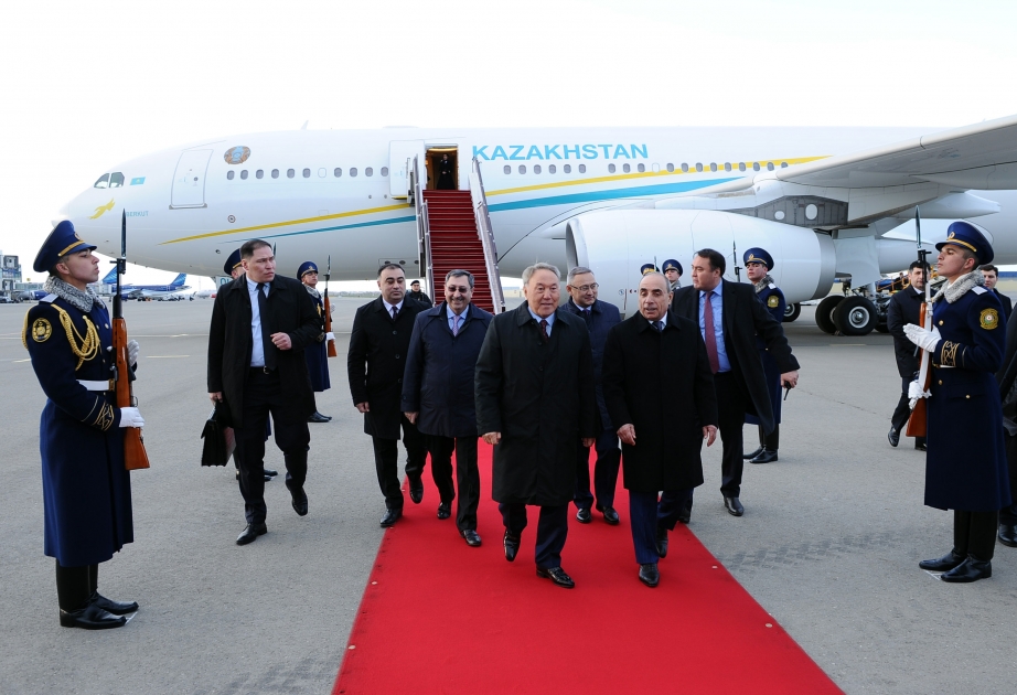 الرئيس الكازاخي يصل في زيارة رسمية الى أذربيجان 
