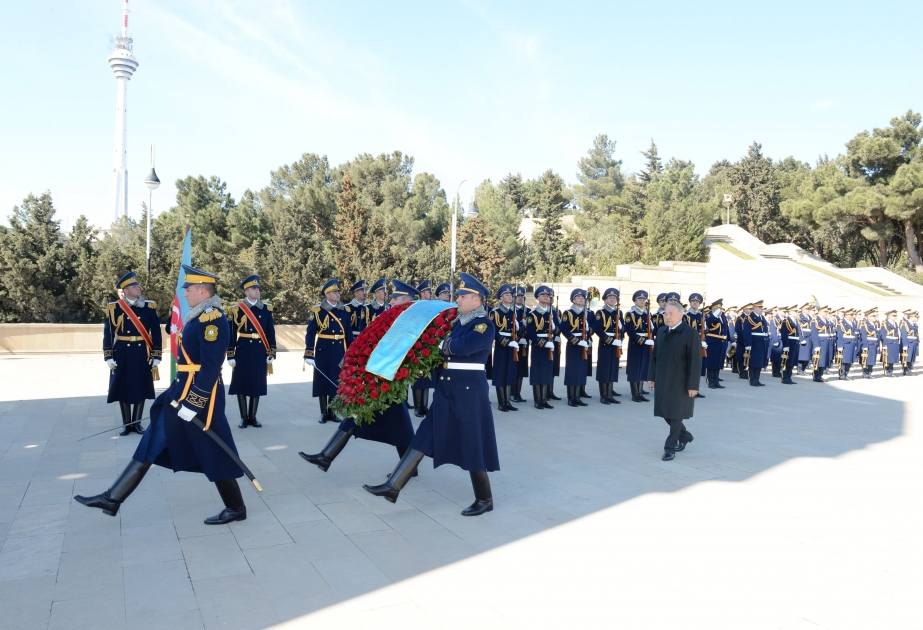 Kazakh President visits Alley of Martyrs in Baku