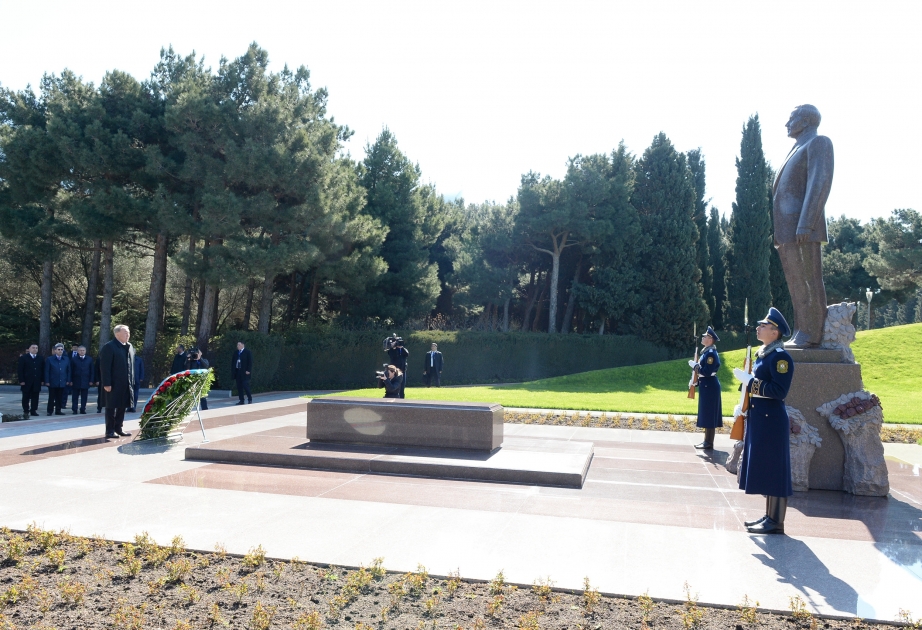 Kasachstans Präsident besucht Grabmal von Nationalleader Heydar Aliyev
