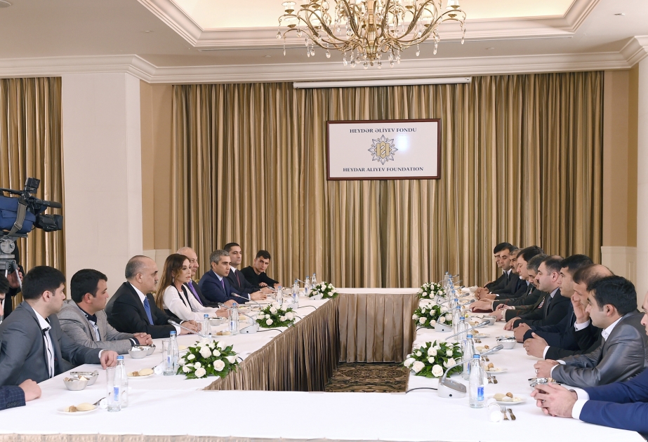 Erste Vizepräsidentin Mehriban Aliyeva trifft sich mit einer gruppe von bei April-Gefechten verletzten Armeeangehörigen