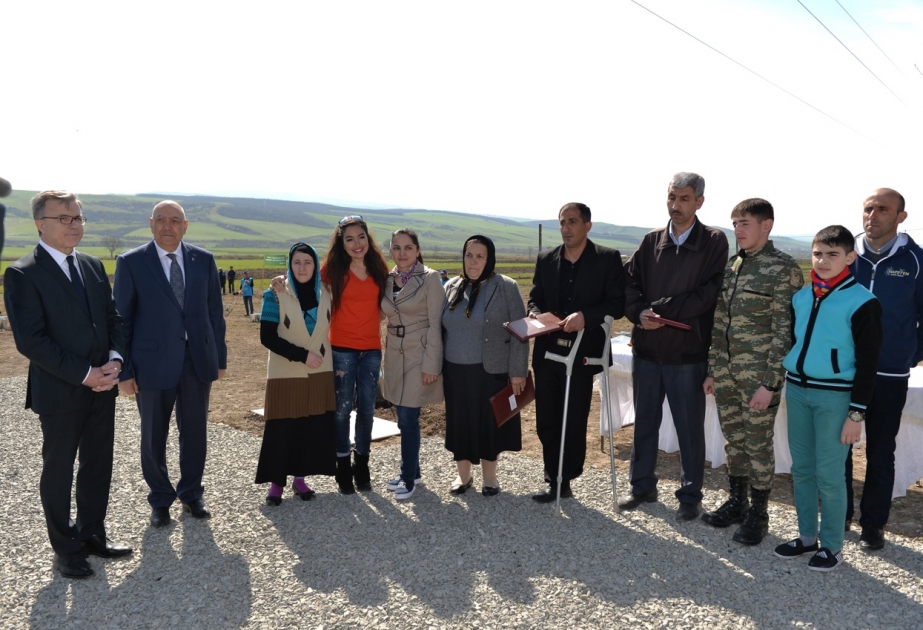 Leyla Aliyeva a participé à la plantation des jardins fruitiers pour les familles démunies