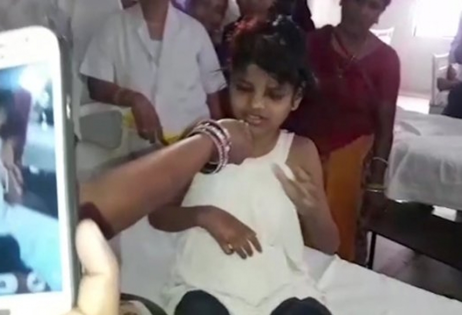 In Indien mit Affen zusammen lebendes Mädchen entdeckt