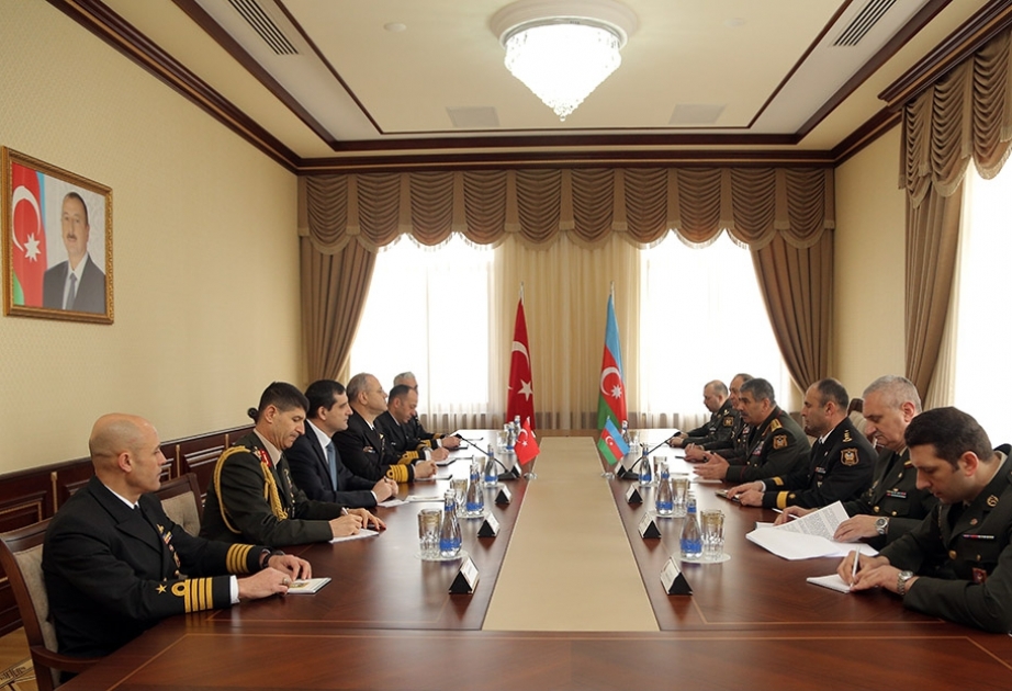 Verteidigungsminister Zakir Hasanov trifft sich mit Oberbefehlshaber der türkischen Marine