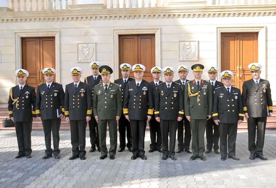Delegation von türkischer Marine besucht militärische Hochschule namens Heydar Aliyev