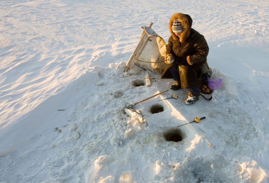 Mehr als 100 russische Angler auf einer Eisscholle