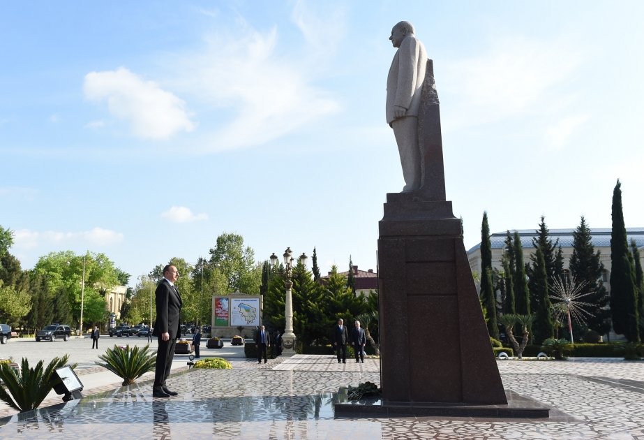 Jewlach: Präsident Ilham Aliyev besucht Denkmal von großem Leader Heydar Aliyev VIDEO