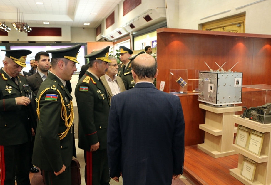 La délégation azerbaïdjanaise prend connaissance de l’exposition des réalisations défensives de l'Iran