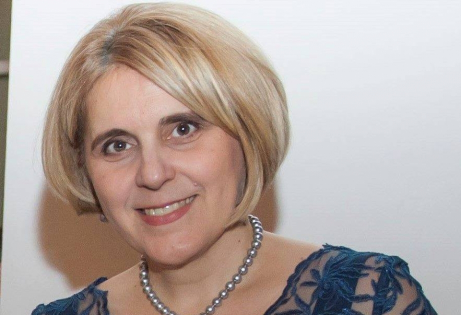دبلوماسية رومانية تدعو زميلاتها لمهرجان باكو للتسوق