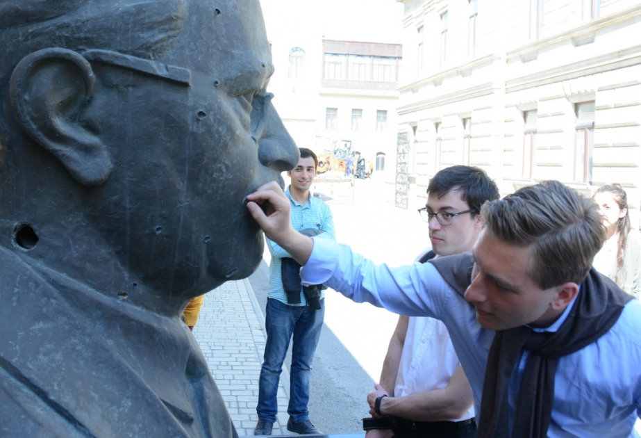 UNEC’s foreign students watch “Shot Monuments”
