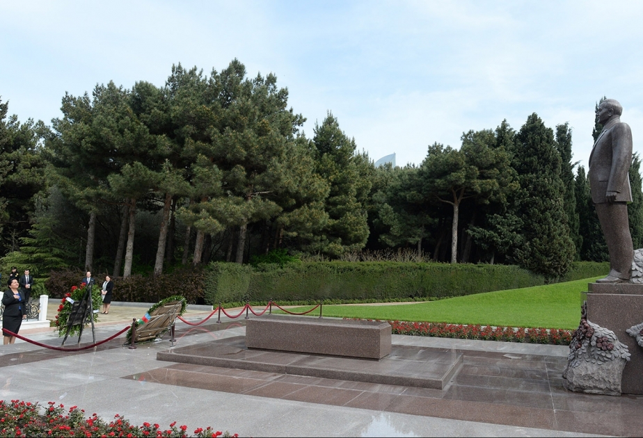 Uzbek Deputy PM pays respect to national leader Heydar Aliyev and Azerbaijani martyrs