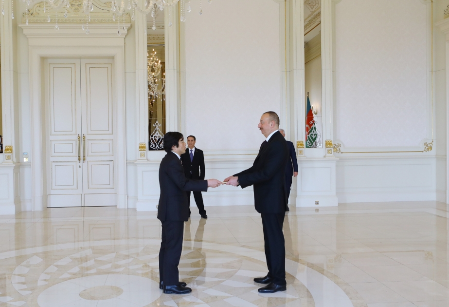 Präsident Ilham Aliyev empfängt neuen japanischen Botschafter zur Entgegennahme des Beglaubigungsschreibens VIDEO