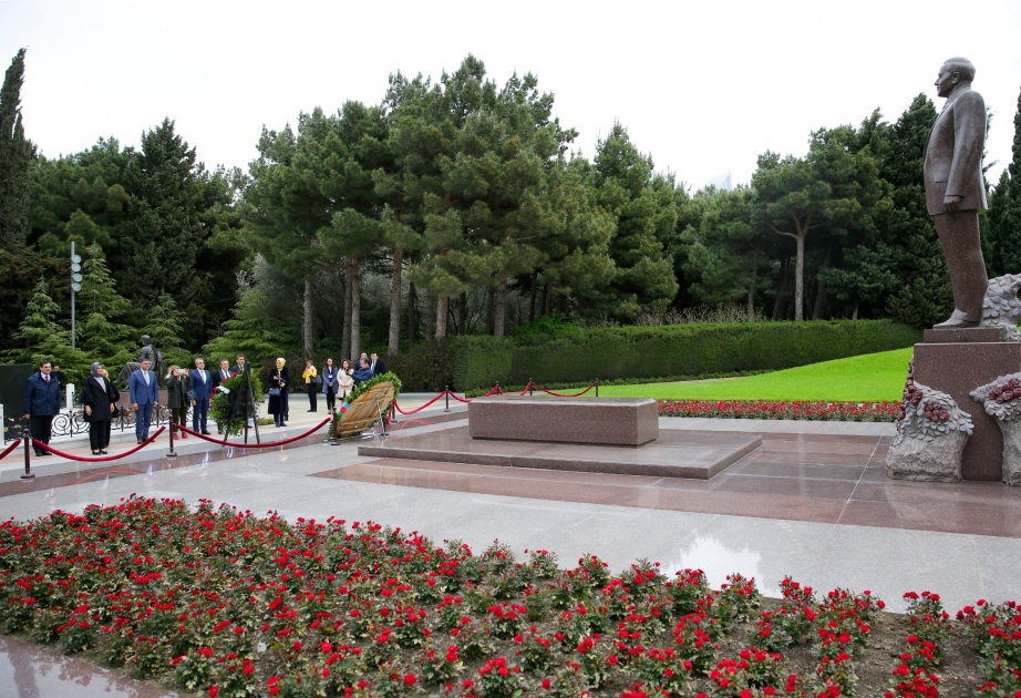 Turkish Family Minister pays respect to national leader Heydar Aliyev and Azerbaijani martyrs
