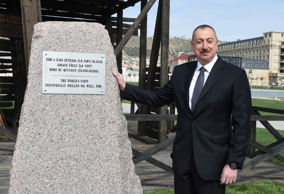 伊利哈姆·阿利耶夫总统视察重建后的世界上第一口工业开采油井—比比海巴特油井