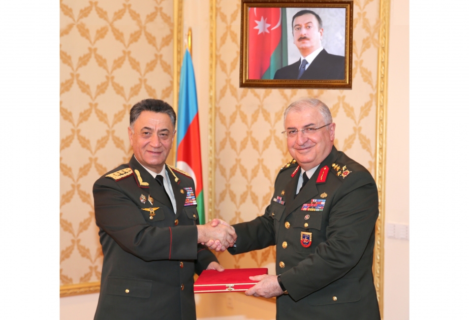Le commandant de la gendarmerie turque visite les allées d’Honneur et des Martyrs