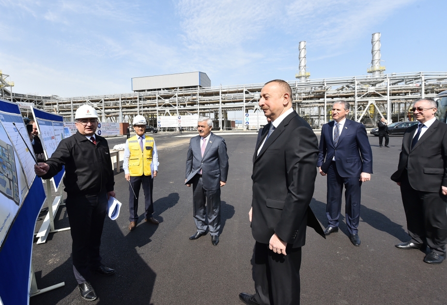 Le président Ilham Aliyev inspecte l’avancement des travaux de construction de l’usine de production d’urée à Soumgaït VIDEO