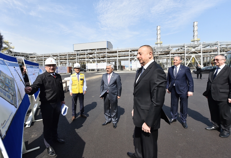 Präsident Ilham Aliyev inspiziert Bauarbeiten an Anlage zur Herstellung von Harnstoff in Sumgait VIDEO