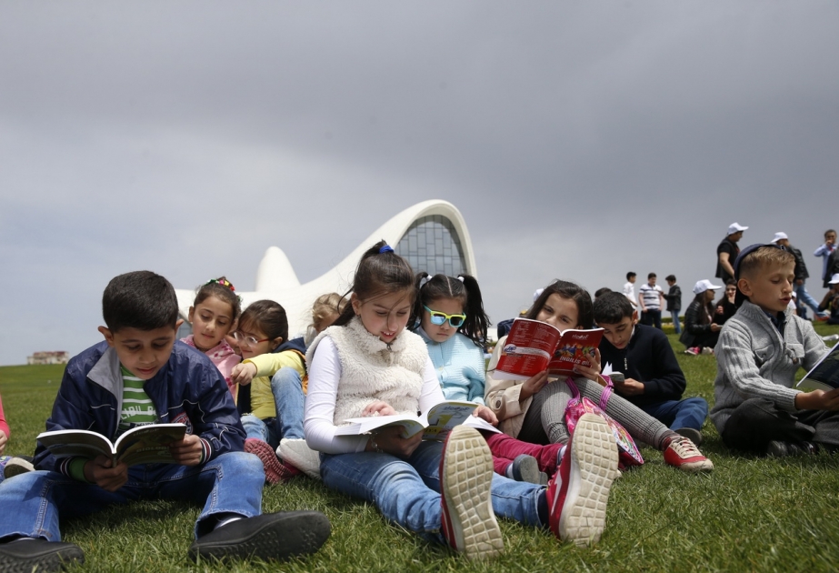 Im Park von Heydar Aliyev Center “Tag des Lesens“ veranstaltet