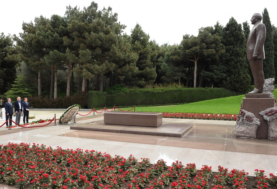 国际欧亚运动领袖拜谒阿塞拜疆全民领袖盖达尔·阿利耶夫陵墓和烈士园