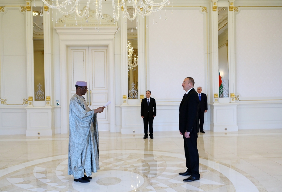Präsident Ilham Aliyev empfängt neuen malischen Botschafter zur Entgegennahme des Beglaubigungsschreibens VIDEO