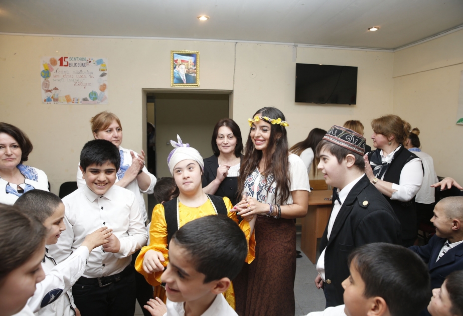 Leyla Aliyeva visite des écoles pour enfants handicapés