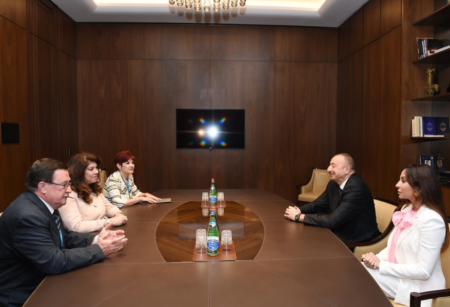 Präsident Ilham Aliyev und First Lady Aserbaidschans Mehriban Aliyeva treffen sich mit Vizepräsidentin von Bulgarien VIDEO
