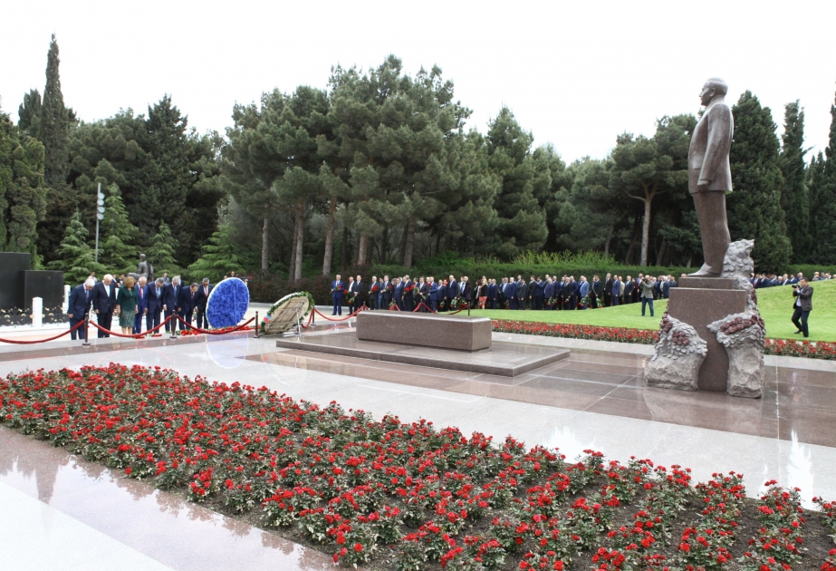 “Heydər Əliyev ideyaları və dərin islahatlar strategiyası” konfransının iştirakçıları Ulu Öndərin məzarını ziyarət ediblər