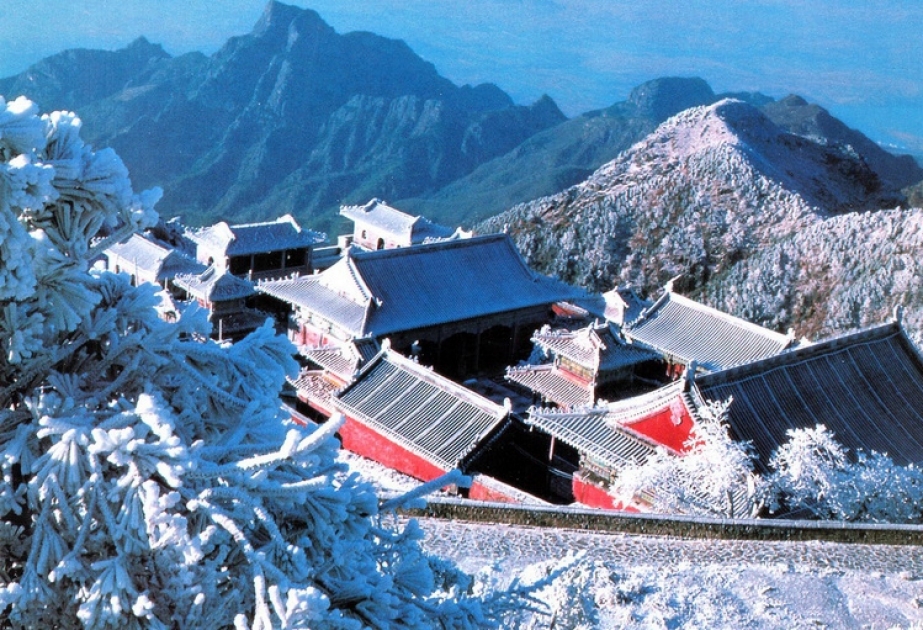 在中国秦岭山脉遭遇暴风雪的37名登山者获救