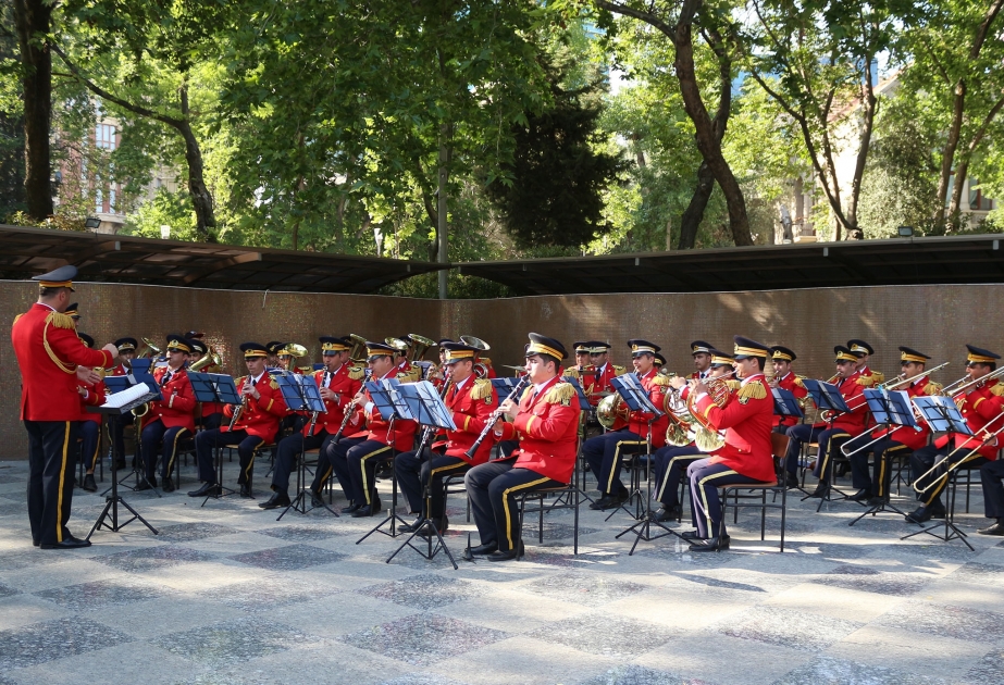 Silahlı Qüvvələrin hərbi orkestrlərinin nümunəvi çıxışları təşkil olunub