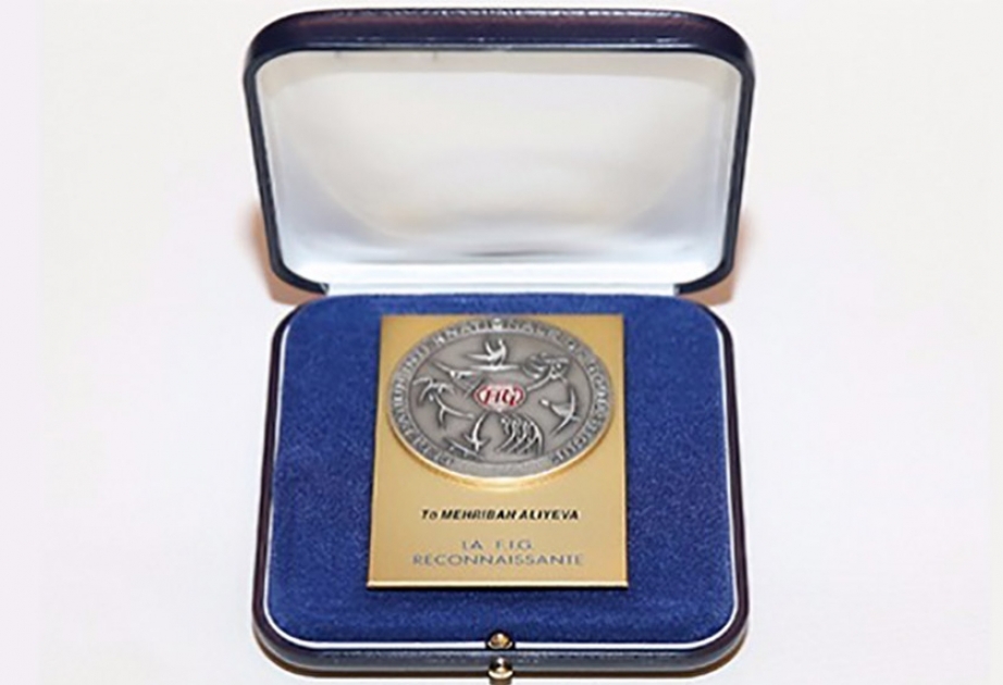 La première vice-présidente Mehriban Aliyeva décorée de la haute distinction de la FIG