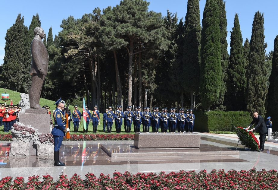 Präsident Ilham Aliyev besucht Grabmal von Nationalleader Heydar Aliyev VIDEO