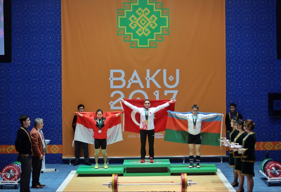 “Bakı-2017”nin ağır atletika yarışının ilk günü gərgin idman mübarizəsi şəraitində keçib
