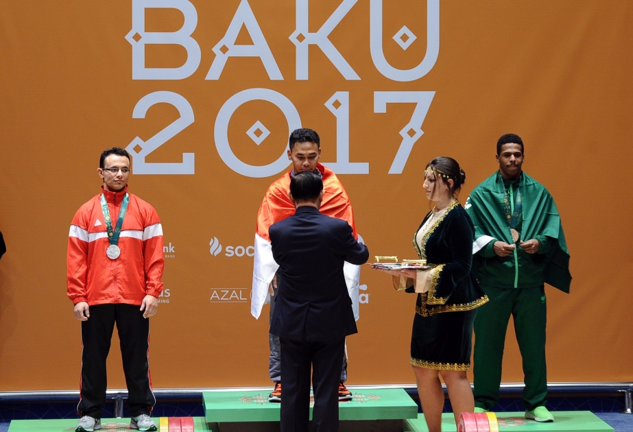 “Bakı-2017”: Kişilər arasında ağır atletika yarışında indoneziyalı idmançı qızıl medal qazanıb