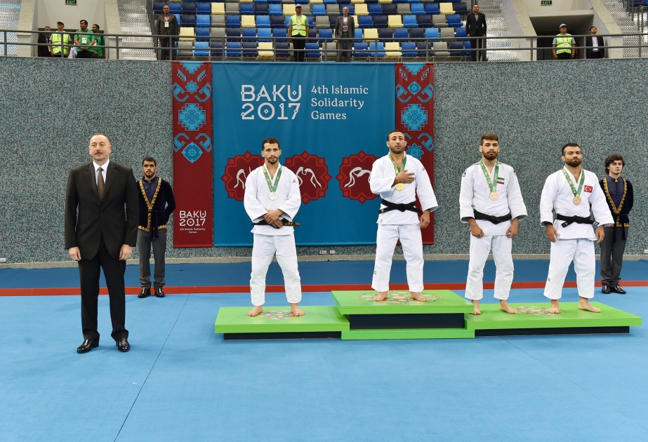 Aserbaidschans Judokas gewinnen sechs Gold- und sieben Silbermedaillen am ersten Tag der Islamiada Präsident Ilham Aliyev überreicht Gewinnern Medaillen VIDEO