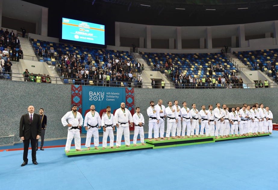 Bakou 2017 : les judokas azerbaïdjanais ont gagné 26 médailles Les gagnants reçoivent leurs médailles des mains du président azerbaïdjanais VIDEO