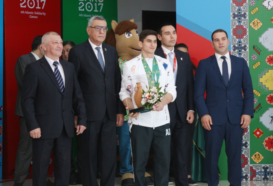 Milli Olimpiya Komitəsi “Bakı-2017”də medal qazanan idmançılarımızı mükafatlandırıb VİDEO