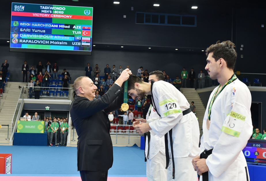 Taekvandoçu Radik İsayev Azərbaycanın İslamiadada 50-ci qızıl medalını qazanıb Qalib idmançıya medalı Azərbaycan Prezidenti İlham Əliyev təqdim edib VİDEO