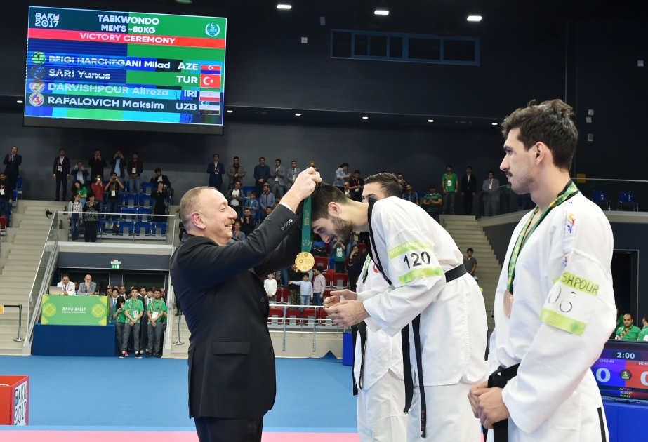 Radik Issayev offre la 50ème médaille d’or à l’Azerbaïdjan à Bakou 2017Le champion reçoit sa médaille des mains du président de la République VIDEO