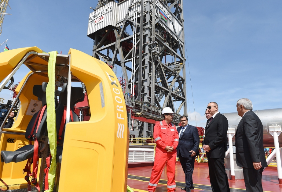 伊利哈姆·阿利耶夫总统出席盖达尔·阿利耶夫半潜式钻井平台开钻仪式