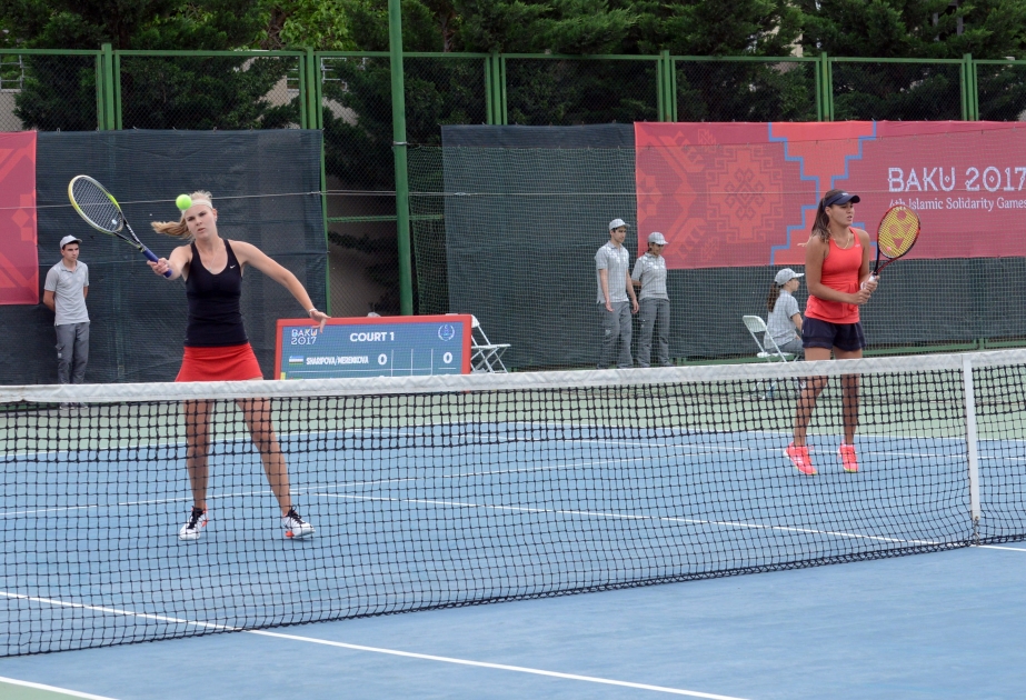 Tennis üzrə fərdi yarışlarda yarımfinalçılar, cütlüklərin mübarizəsində isə finalın iştirakçıları məlum olub