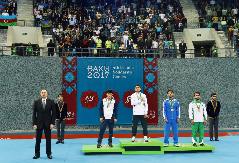 Bakou 2017 /lutte libre : Hadji Aliyev offre la 65ème médaille d’or à l’AzerbaïdjanLe champion a reçu sa médaille des mains du président Ilham Aliyev
