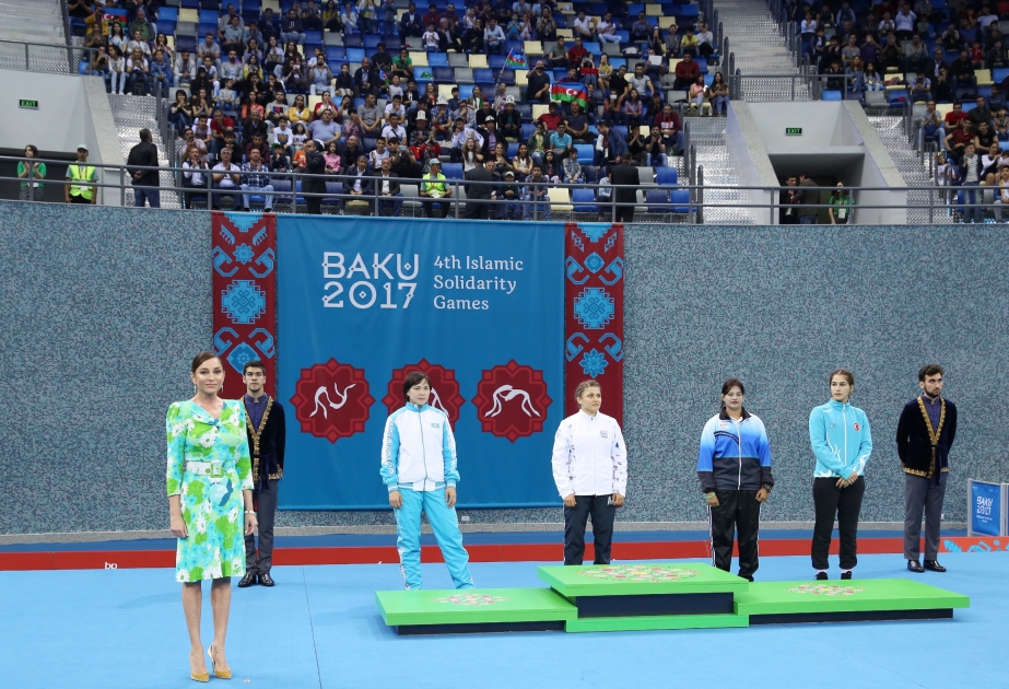L’équipe d’Azerbaïdjan de lutte féminine remporte huit médailles à Bakou 2017Les championnes reçoivent leur médaille des mains de Mme Mehriban Aliyeva VIDEO