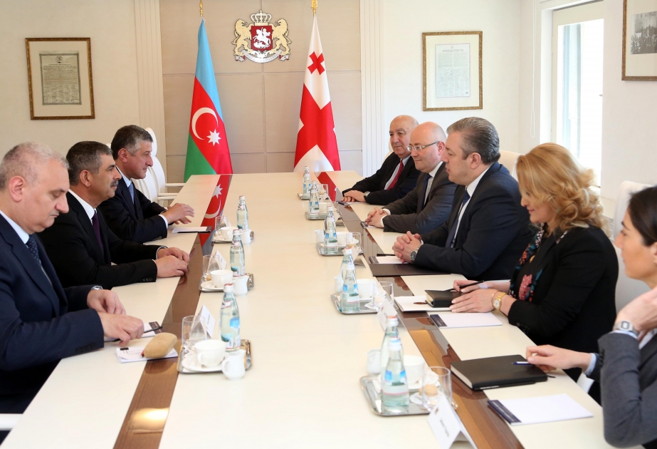 وزير الدفاع الاذربيجاني يلتقي رئيس الوزراء الجورجي