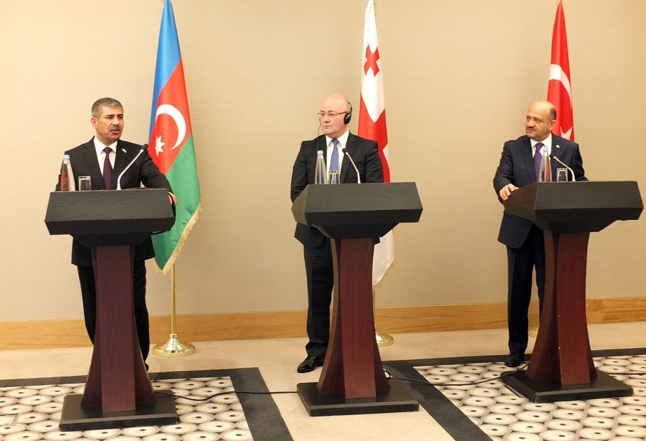 Les ministres de la défense azerbaïdjanais, turc et géorgien se sont réunis à Batoumi